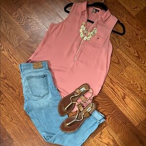 Dynamite Women’s Sleeveless Zipper V-neck
Collared Scoop Bottom Blouse Size PS